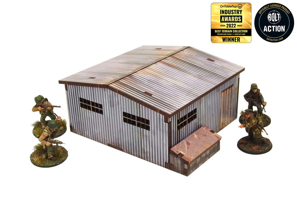 Normandy Large Tin Shed – widok z tyłu z 3 oknami i skrzynią, żołnierze WWII po bokach, 28mm Bolt Action
