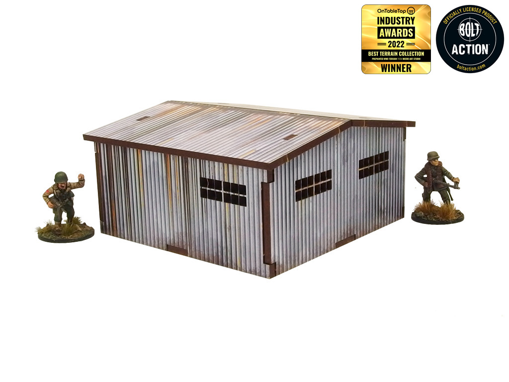 Normandy Large Tin Shed – widok boczny z zamkniętymi drzwiami i oknem, żołnierze WWII po bokach, 28mm Bolt Action
