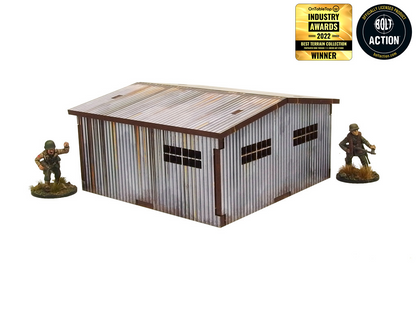 Normandy Large Tin Shed – widok boczny z zamkniętymi drzwiami i oknem, żołnierze WWII po bokach, 28mm Bolt Action
