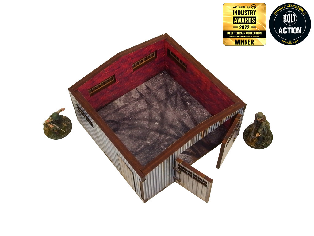 Normandy Large Tin Shed – widok z góry bez dachu, puste wnętrze z betonową podłogą i czerwonymi ścianami, żołnierze WWII po bokach, 28mm Bolt Action
