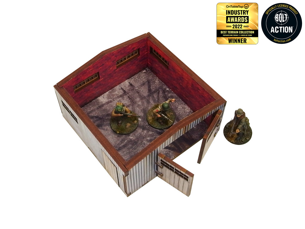 Normandy Large Tin Shed – widok z góry bez dachu, 2 żołnierze WWII wewnątrz i 1 przy otwartych drzwiach, 28mm Bolt Action
