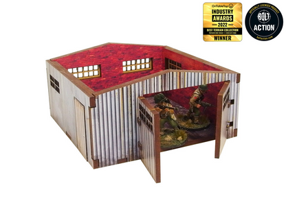 Normandy Large Tin Shed – widok izometryczny z otwartą ścianą boczną i 2 żołnierzami WWII w środku, czerwone wnętrze, 28mm Bolt Action
