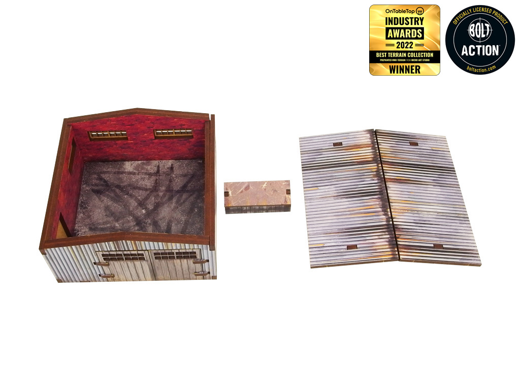 Normandy Large Tin Shed – szopa bez dachu i zdejmowany dach obok, skrzynka przy wejściu, widok rozłożonych elementów, 28mm Bolt Action
