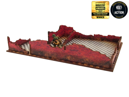 Normandy Restaurant – zrujnowany parter widziany z boku, żołnierz WWII w środku, czarno-biała posadzka i niskie ściany ruin, 28mm Bolt Action
