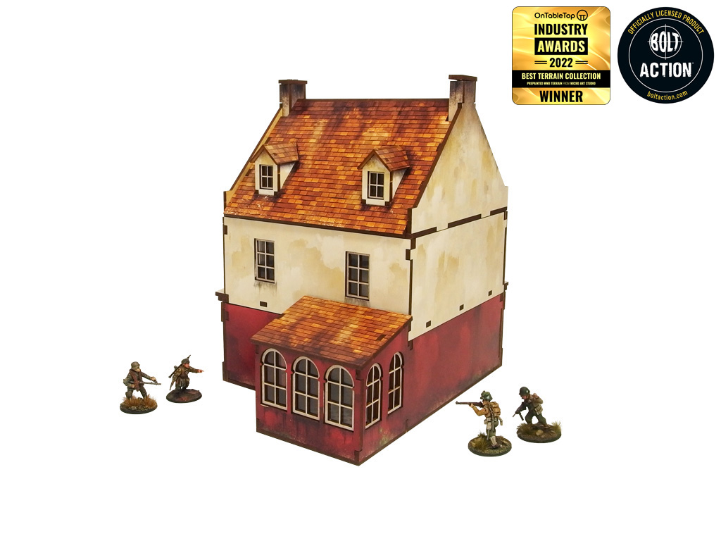 Normandy Restaurant – widok boczny z dobudówką i czerwoną elewacją parteru, żołnierze WWII po bokach, 28mm Bolt Action
