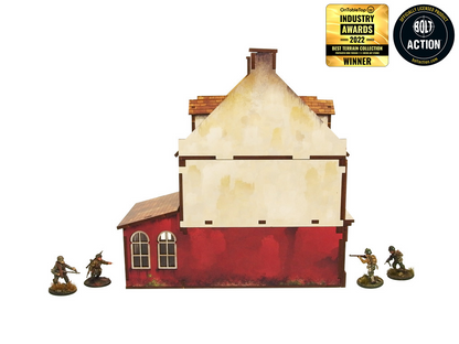 Normandy Restaurant – widok boczny z tyłu, biała elewacja piętra i czerwony parter z oknami łukowymi, żołnierze WWII, 28mm Bolt Action

