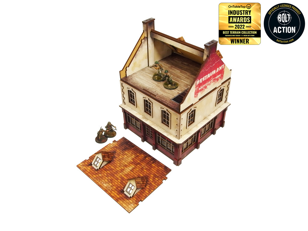 Normandy Restaurant – zdejmowalny dach odsłania 2. piętro z żołnierzami WWII, elementy dachu rozłożone obok, 28mm Bolt Action
