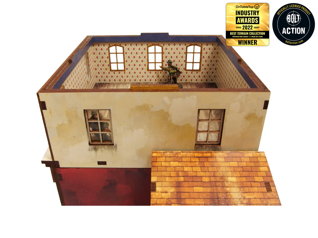 Normandy Restaurant – otwarte 2. piętro z tapetą w kwiaty i żołnierzem WWII przy oknie, dach odsunięty obok, 28mm Bolt Action
