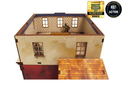 Normandy Restaurant – otwarte 2. piętro z tapetą w kwiaty i żołnierzem WWII przy oknie, dach odsunięty obok, 28mm Bolt Action
