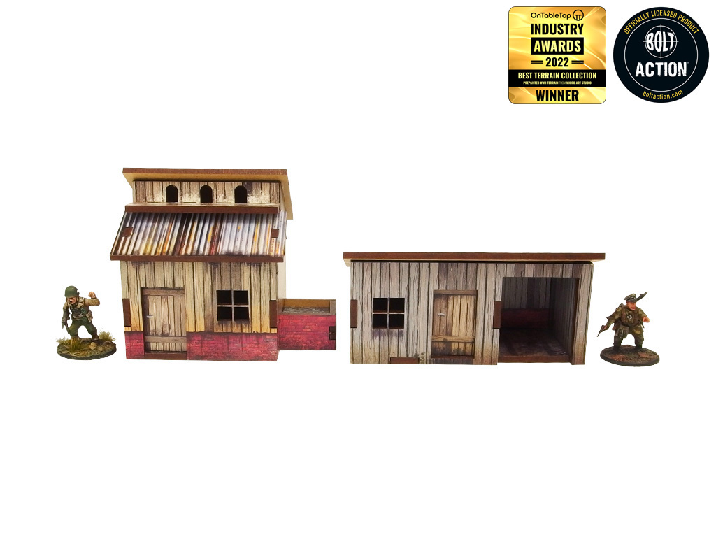 Normandy Small Sheds w. Dovecote – gołębnik i szopa z zamkniętymi drzwiami, widok boczny z żołnierzami WWII dla skali, 28mm Bolt Action
