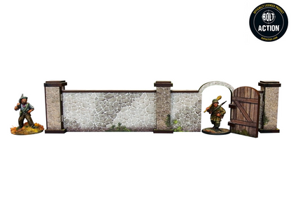 Normandy Stone Wall w. Gate High – długa sekcja muru z otwartą furtką i żołnierzem WWII przechodzącym przez bramę, 28mm Bolt Action

