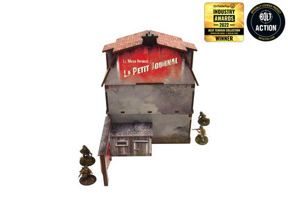 Normandy Townhouse 1 – widok frontowy z napisem Le Petit Journal, żołnierze WWII po bokach i przy bramie, 28mm Bolt Action
