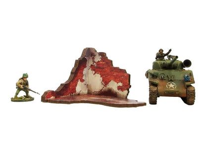 Normandy Ruined Large House 1 – pojedyncza sekcja ścienna z czerwoną cegłą obok czołgu Sherman i żołnierza dla skali, 28mm Bolt Action
