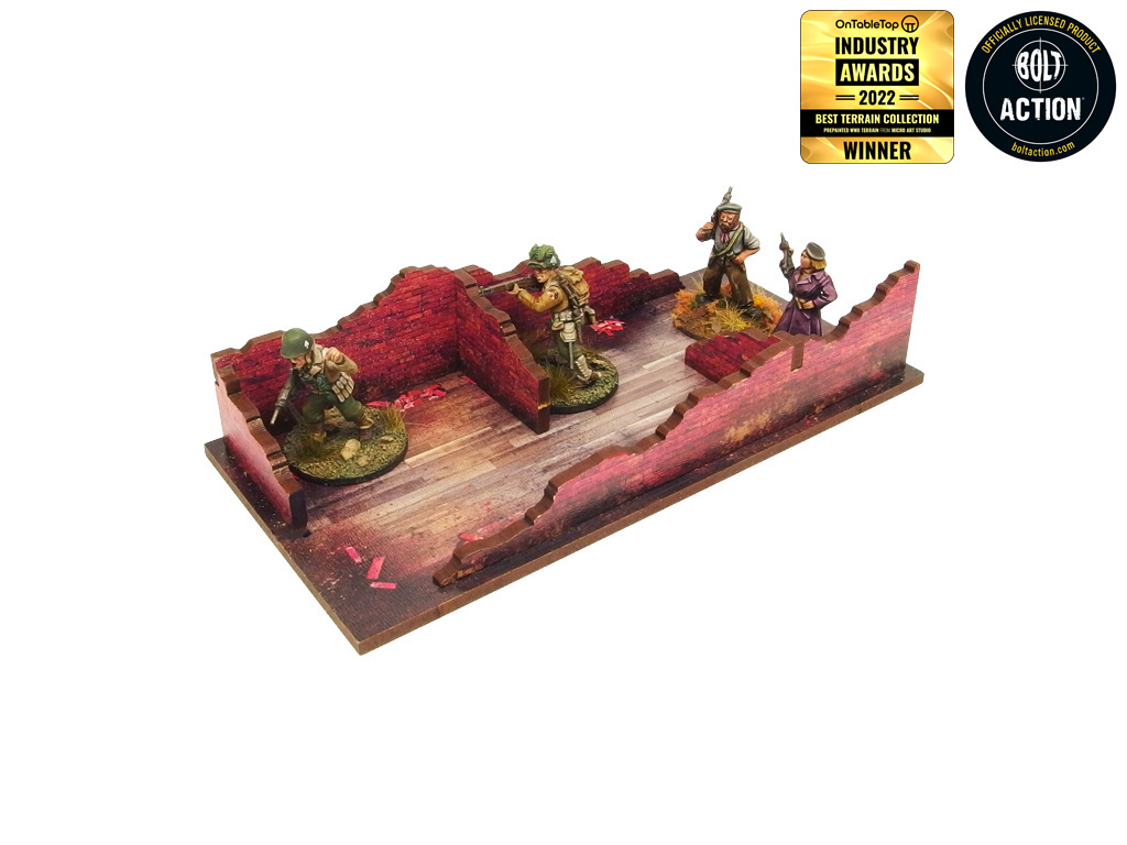 Normandy Townhouse 1 – zrujnowany parter z żołnierzami WWII i cywilami w środku, wypalone czerwone cegły, 28mm Bolt Action
