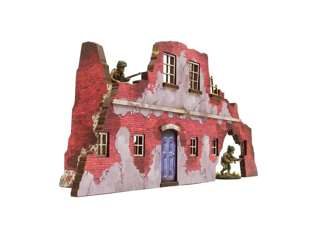 Normandy Ruined Large House 2 – widok izometryczny z boku na 2-poziomowe ruiny z żołnierzem na górze i przy łukowym przejściu, 28mm Bolt Action
