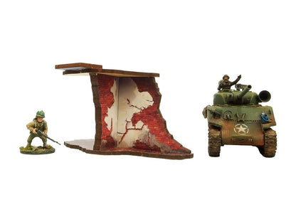 Normandy Ruined Large House 1 – sekcja z drewnianą podłogą piętra i pękniętą ścianą, czołg Sherman i żołnierz dla skali, 28mm Bolt Action
