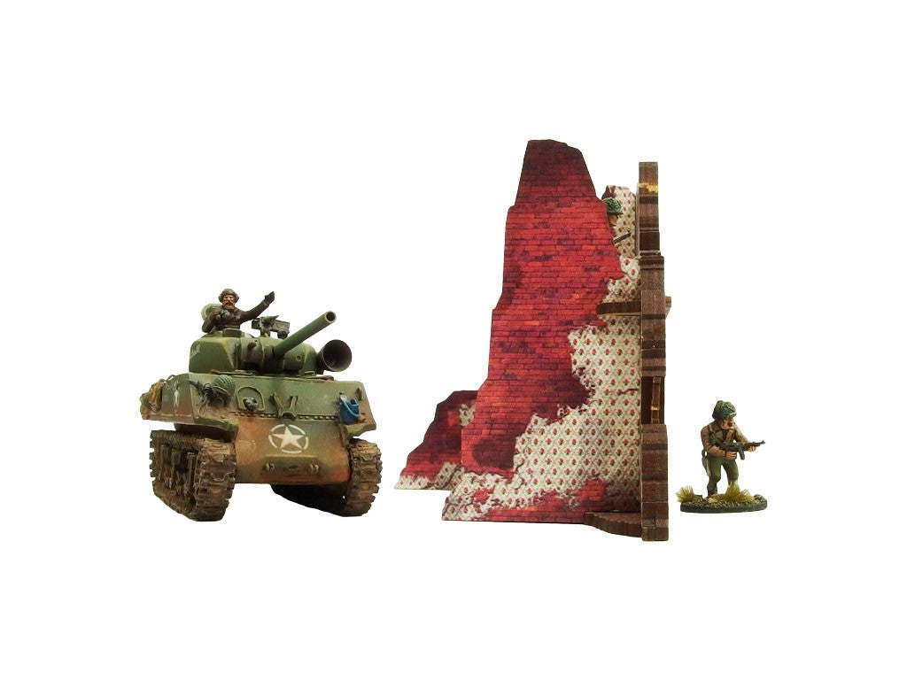 Normandy Ruined Large House 2 – narożna sekcja z tapetowanymi ścianami i czołgiem Sherman oraz żołnierzem dla skali, 28mm Bolt Action
