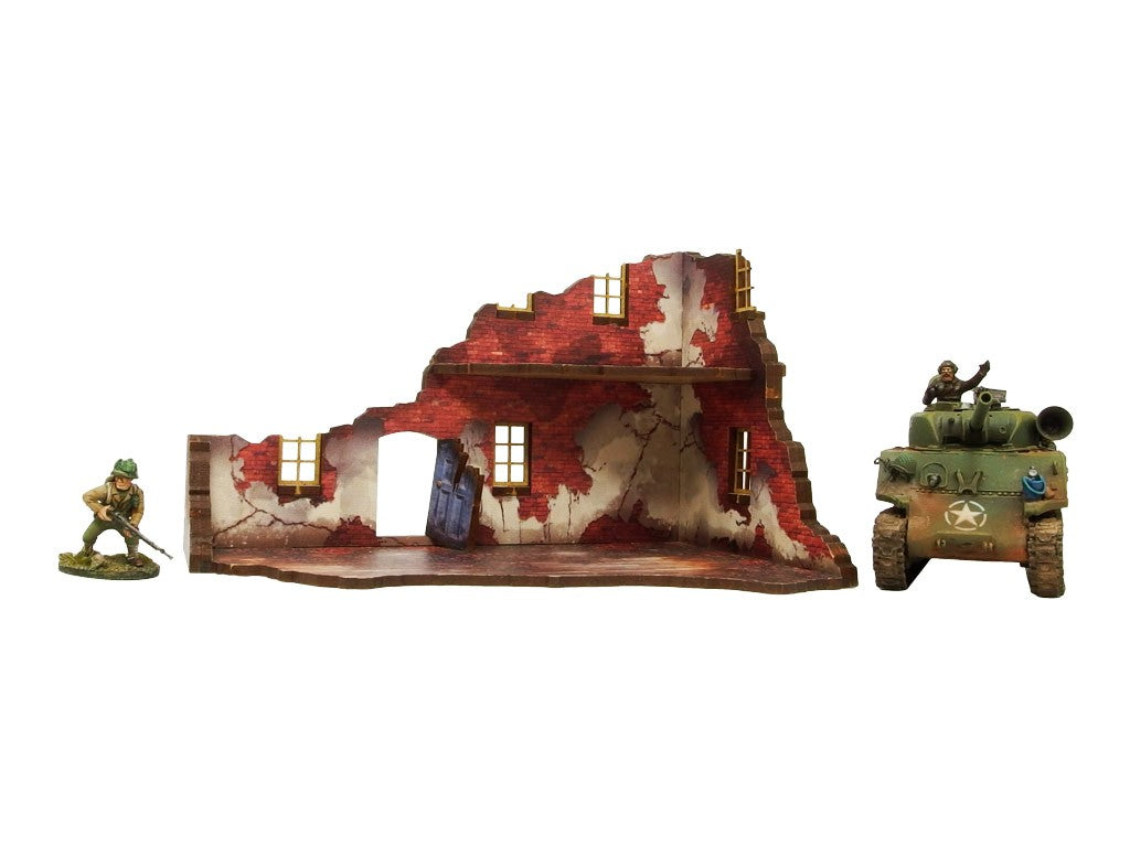 Normandy Ruined Large House 1 – złożone 3 sekcje z niebieskimi drzwiami i oknami, czołg Sherman i żołnierz dla skali, 28mm Bolt Action
