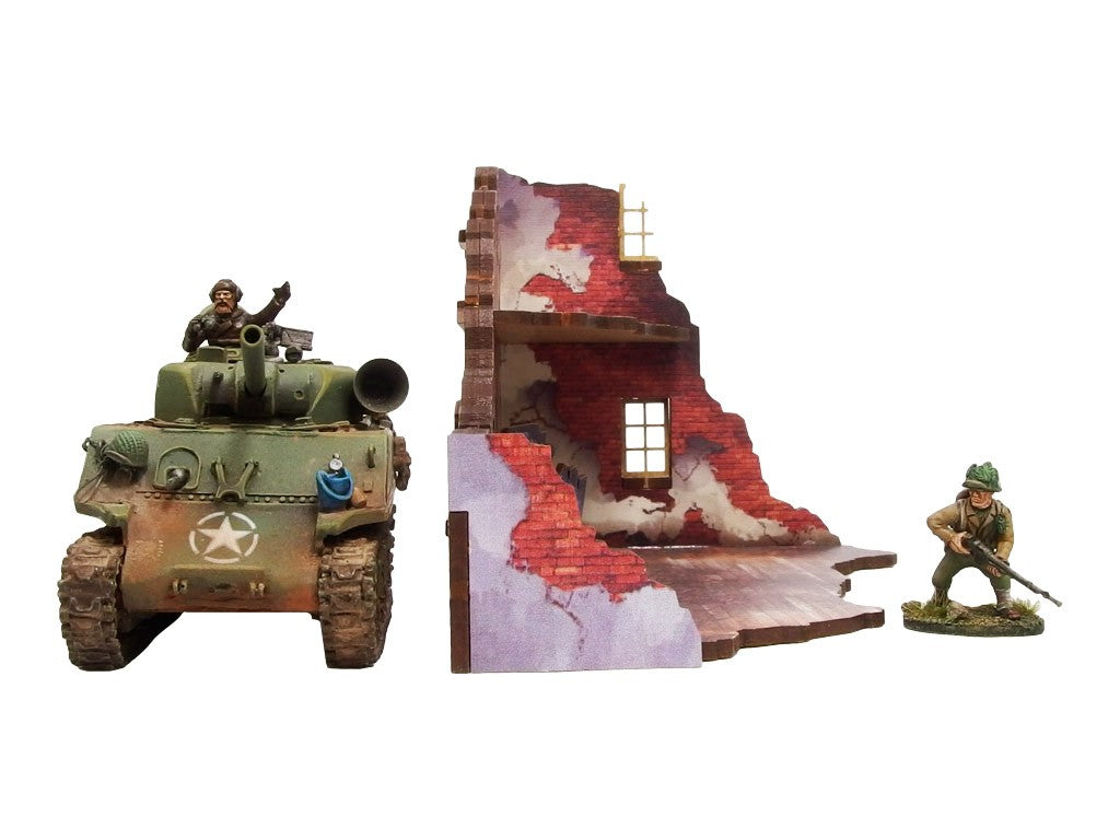 Normandy Ruined Large House 1 – narożna sekcja 2-poziomowa z oknem i pękniętą ceglaną ścianą, czołg Sherman i żołnierz dla skali, 28mm Bolt Action
