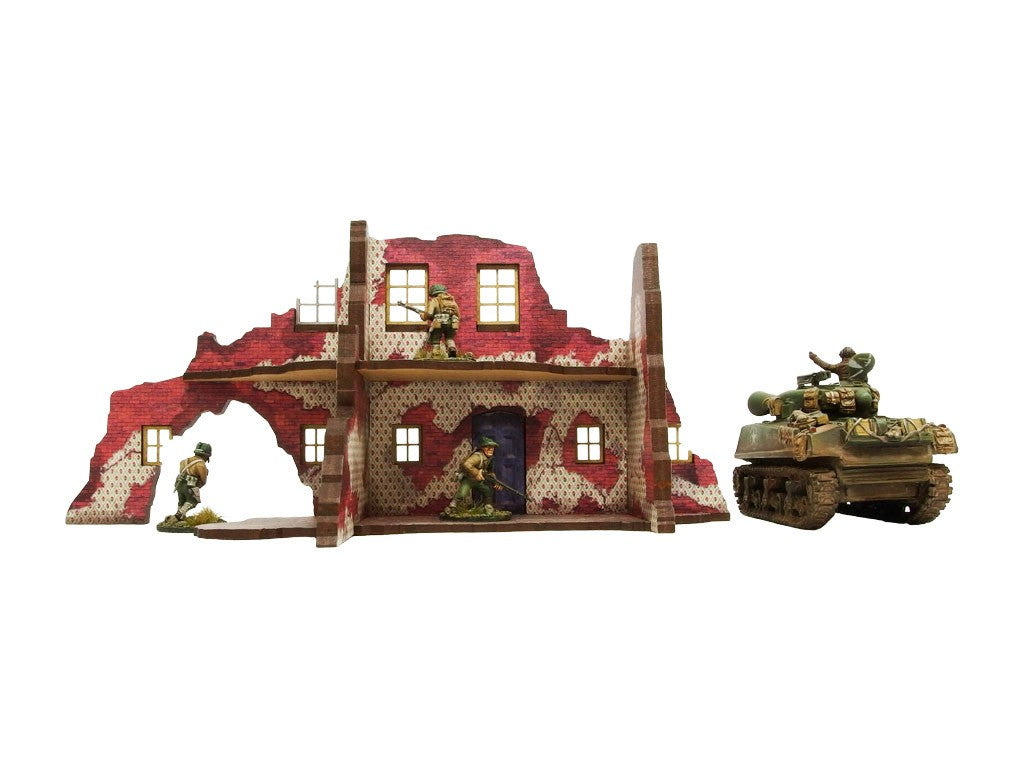Normandy Ruined Large House 2 – widok z tyłu z żołnierzami WWII na obu kondygnacjach i czołgiem Sherman po prawej, 28mm Bolt Action
