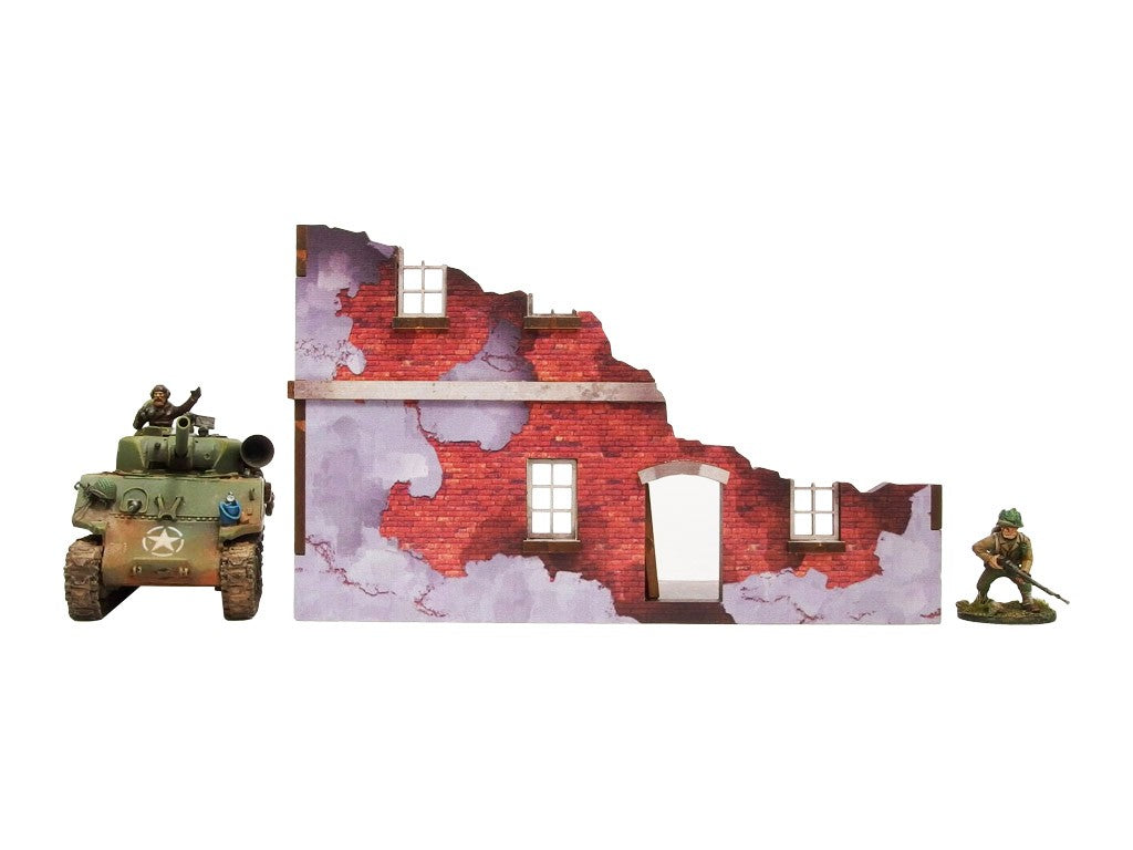 Normandy Ruined Large House 1 – narożna sekcja 2-poziomowa z oknem i pękniętą ceglaną ścianą, czołg Sherman i żołnierz dla skali, 28mm Bolt Action
