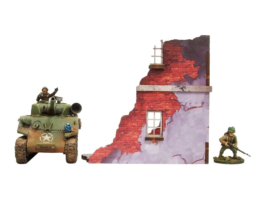 Normandy Ruined Large House 1 – wysoka narożna sekcja 2-poziomowa z oknem i balustradą, czołg Sherman i żołnierz dla skali, 28mm Bolt Action
