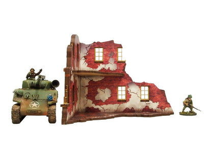 Normandy Ruined Large House 1 – narożna sekcja 2-poziomowa z 3 oknami i złotymi ramami, czołg Sherman i żołnierz dla skali, 28mm Bolt Action
