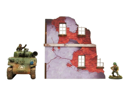 Normandy Ruined Large House 1 – płaska sekcja ścienna 2-poziomowa z 4 oknami i balkonem, czołg Sherman i żołnierz dla skali, 28mm Bolt Action

