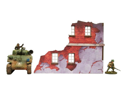 Normandy Ruined Large House 1 – sekcja schodkowa 2-poziomowa z 3 oknami i czerwoną cegłą, czołg Sherman i żołnierz dla skali, 28mm Bolt Action
