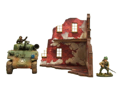 Normandy Ruined Large House 1 – narożna sekcja z kominkiem i 2 oknami, otwarte wnętrze, czołg Sherman i żołnierz dla skali, 28mm Bolt Action
