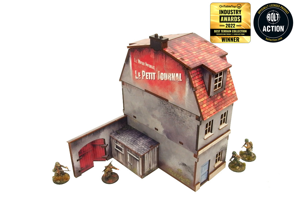 Normandy Townhouse 1 – widok boczny z czerwonym dachem i otwartą bramą, żołnierze WWII po bokach, 28mm Bolt Action
