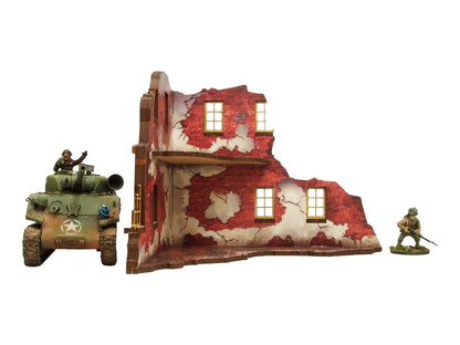 Normandy Ruined Large House 1 – narożna sekcja schodkowa z 2 oknami i czerwoną cegłą, czołg Sherman i żołnierz dla skali, 28mm Bolt Action
