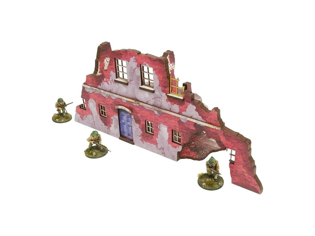 Normandy Ruined Large House 2 – widok frontowy na złożone ruiny z niebieskimi drzwiami i 4 oknami, żołnierze WWII po bokach, 28mm Bolt Action
