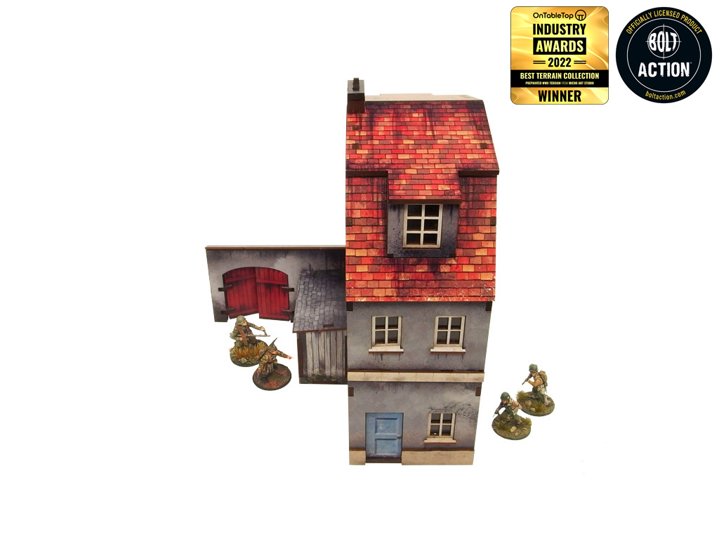 Normandy Townhouse 1 – widok izometryczny z góry na otwarte wnętrze 2 kondygnacji ze zdjętym dachem i figurkami, 28mm Bolt Action
