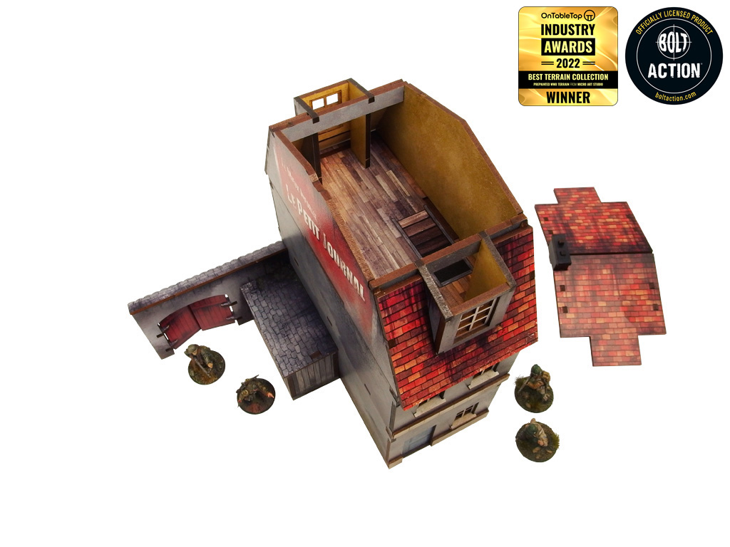 Normandy Townhouse 1 – widok frontowy z bramą i szopą, figurki fantasy dla skali, zamknięte drzwi, 28mm Bolt Action
