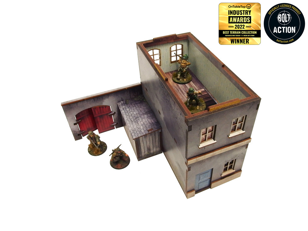 Normandy Townhouse 1 – widok izometryczny z tyłu, zdjęty dach odsłania 2 kondygnacje z żołnierzami WWII i bramą z szopą, 28mm Bolt Action

