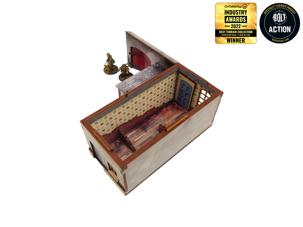 Normandy Townhouse 1 – widok na otwarte wnętrze parteru z tapetą w kwiaty i drewnianą podłogą, żołnierze WWII przy bramie, 28mm Bolt Action
