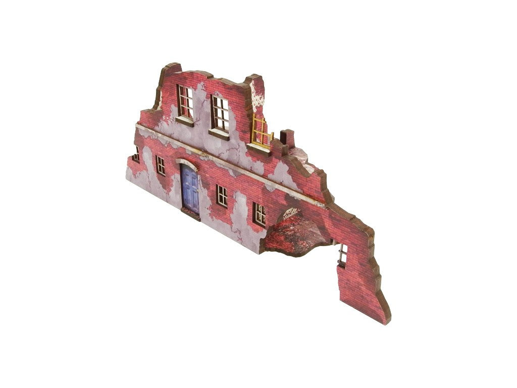 Normandy Ruined Large House 2 – widok izometryczny z przodu na ruiny z niebieskimi drzwiami i balkonem, 28mm Bolt Action
