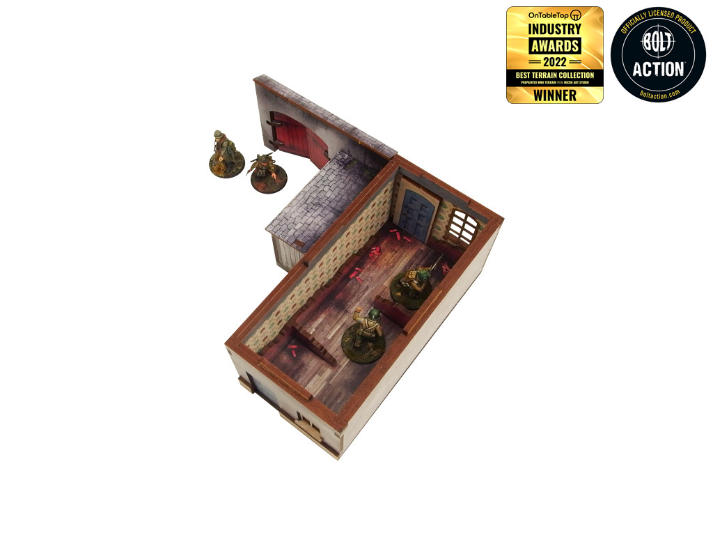 Normandy Townhouse 1 – widok na otwarte wnętrze parteru z drewnianą podłogą i żołnierzami WWII w środku, brama z szopą, 28mm Bolt Action
