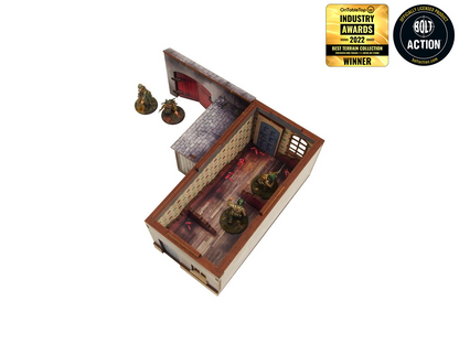 Normandy Townhouse 1 – widok na otwarte wnętrze parteru z drewnianą podłogą i żołnierzami WWII w środku, brama z szopą, 28mm Bolt Action
