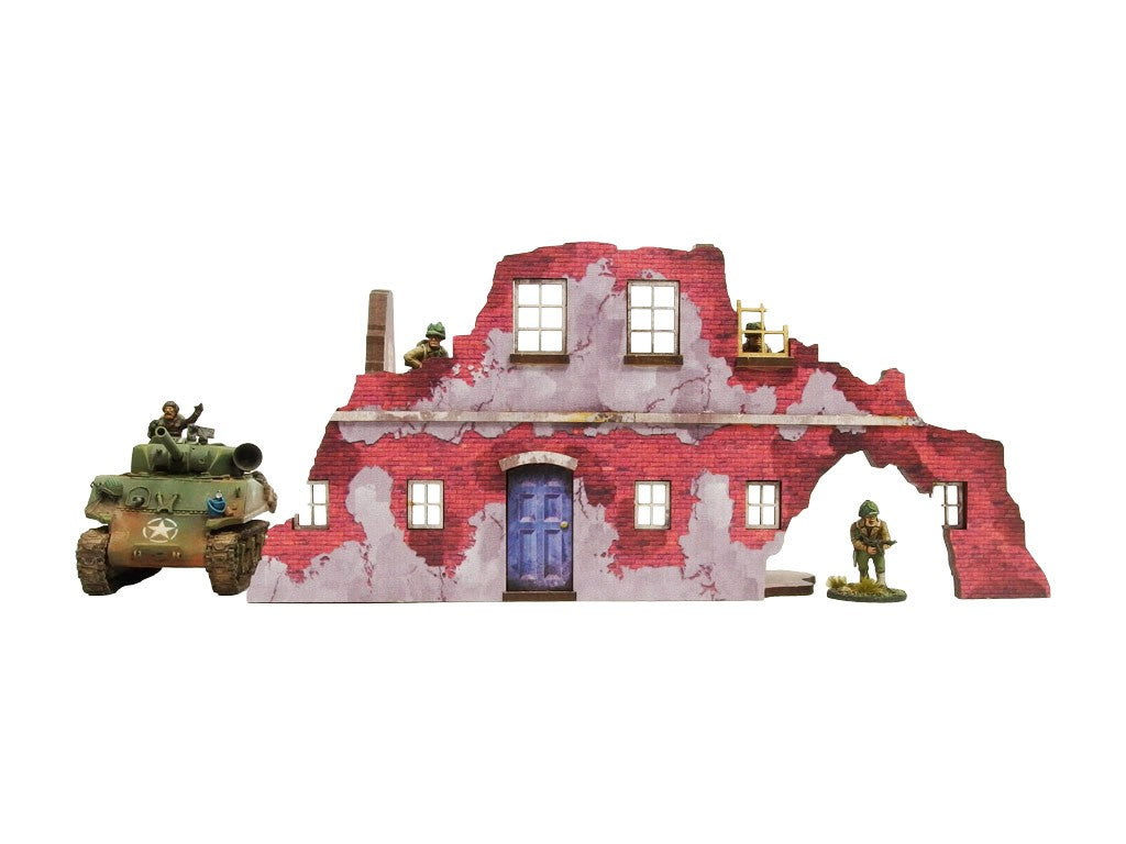 Normandy Ruined Large House 2 – widok frontowy z czołgiem Sherman i żołnierzami WWII dla skali, niebieskie drzwi i 6 okien, 28mm Bolt Action
