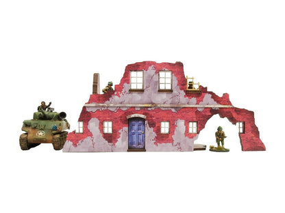 Normandy Ruined Large House 2 – widok frontowy z czołgiem Sherman i żołnierzami WWII dla skali, niebieskie drzwi i 6 okien, 28mm Bolt Action
