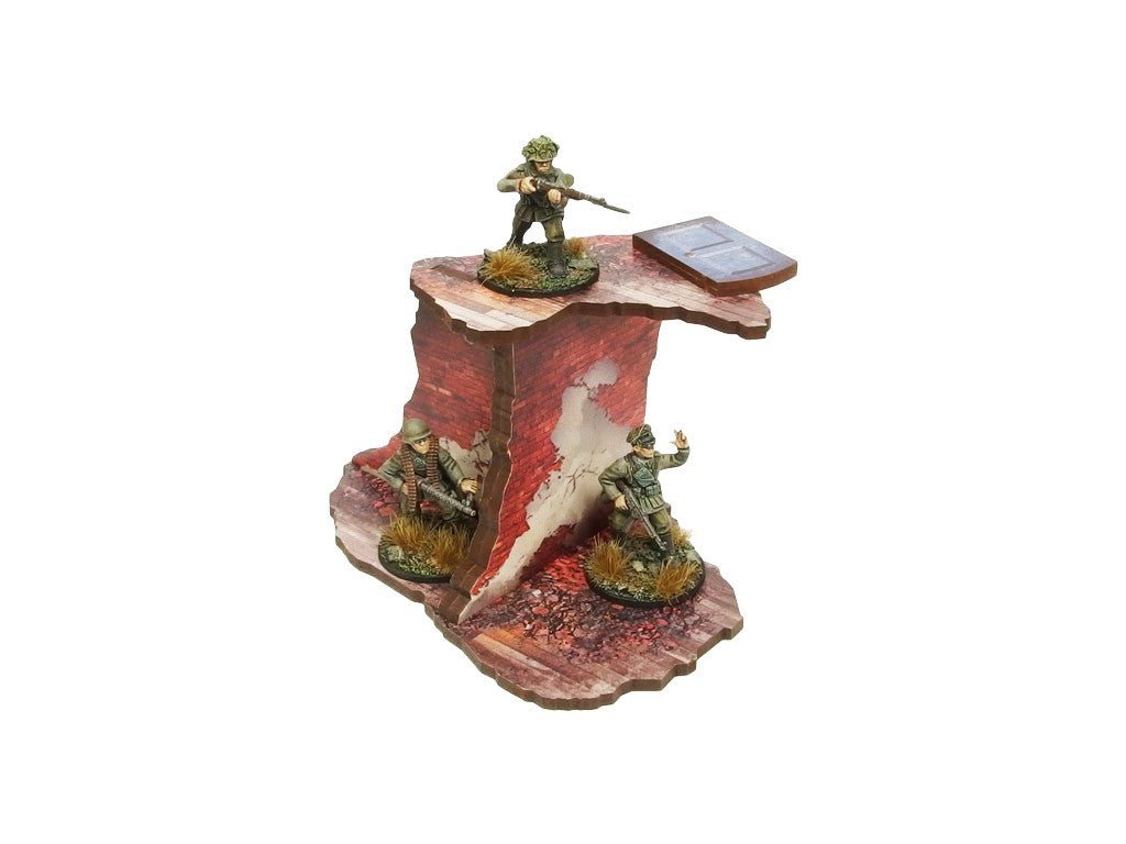 Normandy Ruined Large House 1 – żołnierz WWII na piętrze i 2 żołnierze przy podstawie sekcji z pękniętą ścianą, 28mm Bolt Action
