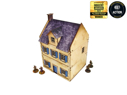 Normandy Townhouse 3 – widok izometryczny z przodu, fioletowy dach z kominem i niebieskie okiennice, figurki po bokach, 28mm Bolt Action
