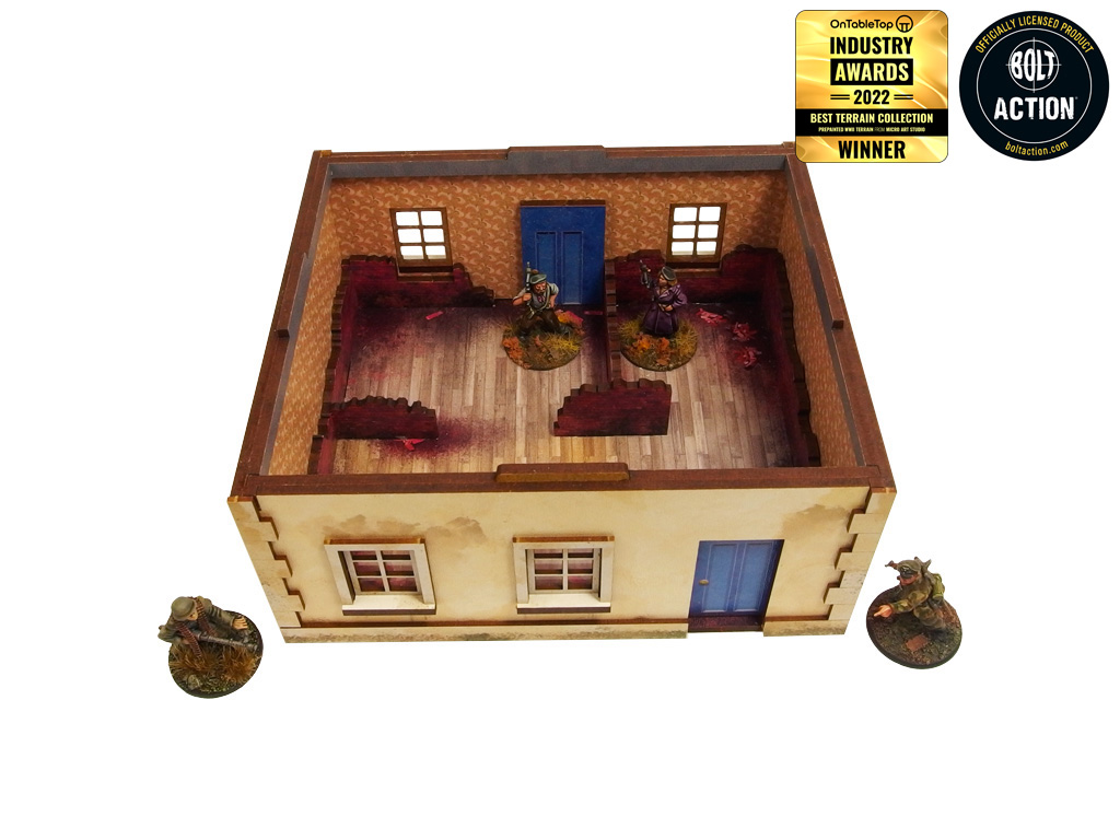 Normandy Townhouse 3 – zdjęty dach odsłania poddasze z drewnianą podłogą i 2 figurkami fantasy w środku, żołnierze WWII po bokach, 28mm Bolt Action
