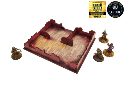 Normandy Townhouse 3 – zrujnowany parter widziany z góry, drewniana podłoga i niskie czerwone ściany ruin, żołnierze WWII po bokach, 28mm Bolt Action
