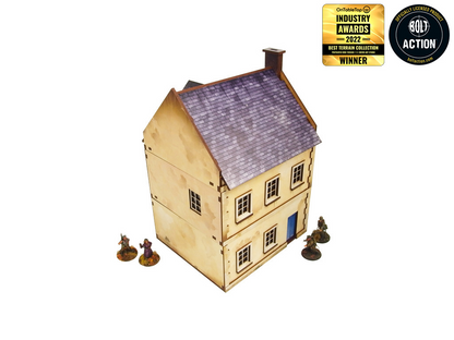 Normandy Townhouse 3 – widok z tyłu, gładka elewacja bez okiennic i niebieskie drzwi, figurki po bokach, 28mm Bolt Action
