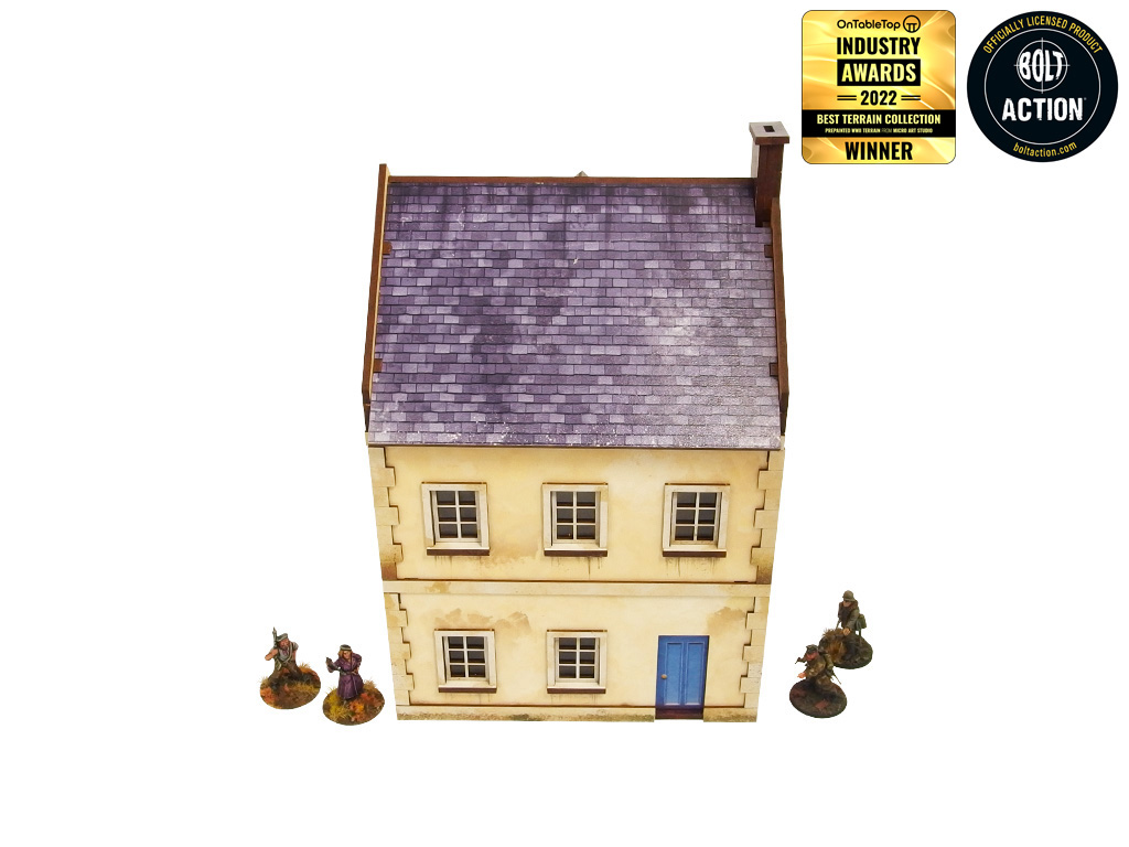 Normandy Townhouse 3 – widok frontowy bez okiennic, beżowa elewacja z niebieskimi drzwiami, figurki WWII po bokach, 28mm Bolt Action
