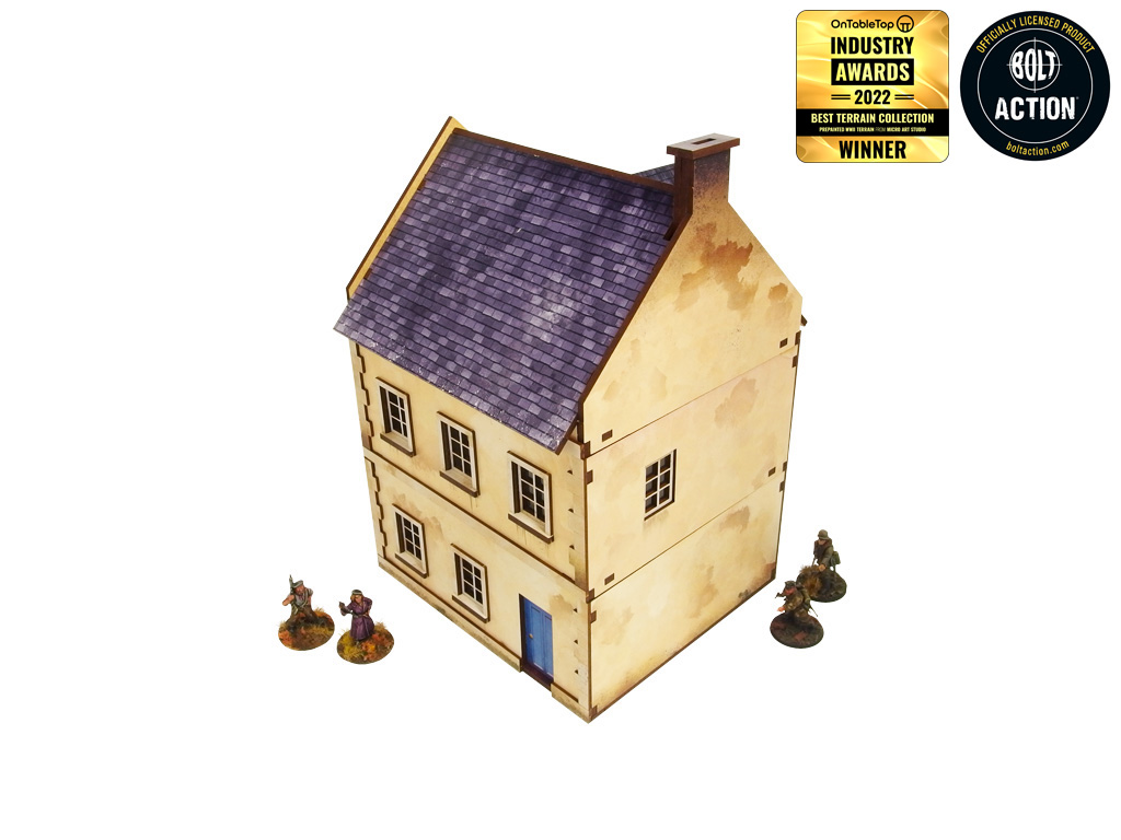 Normandy Townhouse 3 – widok izometryczny z tyłu, gładka elewacja i fioletowy dach z kominem, figurki WWII po bokach, 28mm Bolt Action
