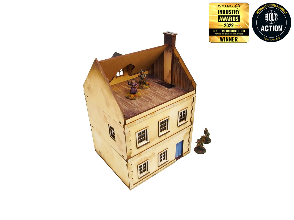 Normandy Townhouse 3 – zdjęty dach odsłania poddasze z drewnianą podłogą i figurkami fantasy, żołnierze WWII po bokach, 28mm Bolt Action
